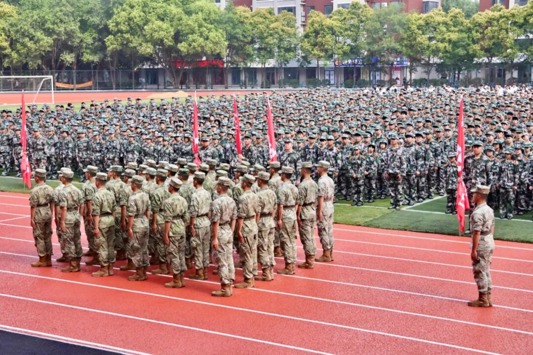 李厚艳向军训团授予军训团团旗