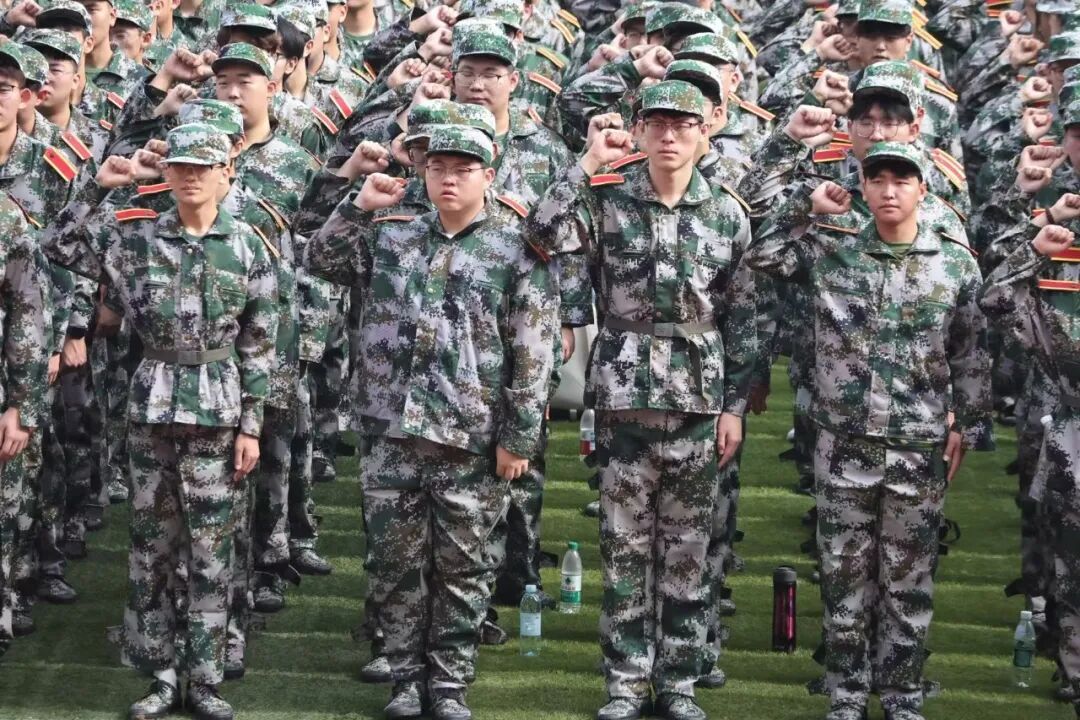 伴着激昂雄壮的《中国人民解放军军歌》