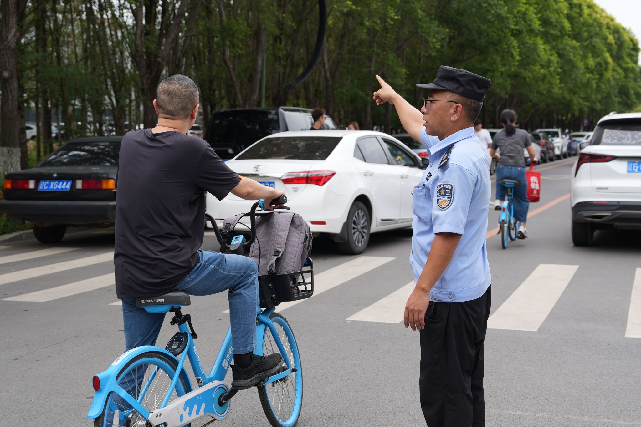 热情奔走的师生志愿者