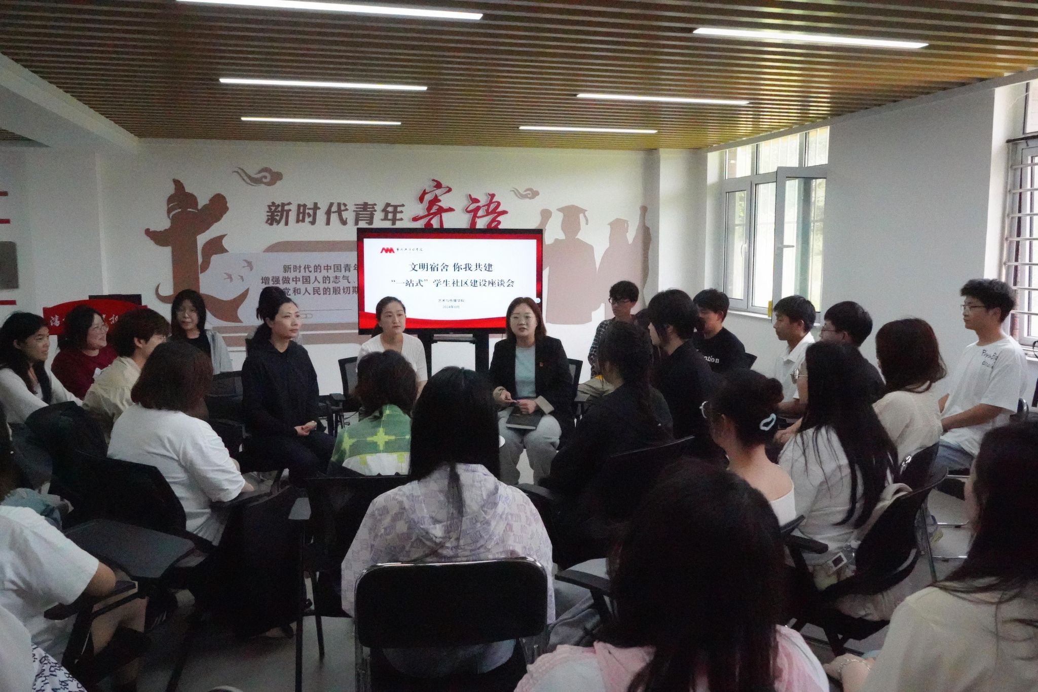 b体育官网最新版下载举办庆祝中华人民