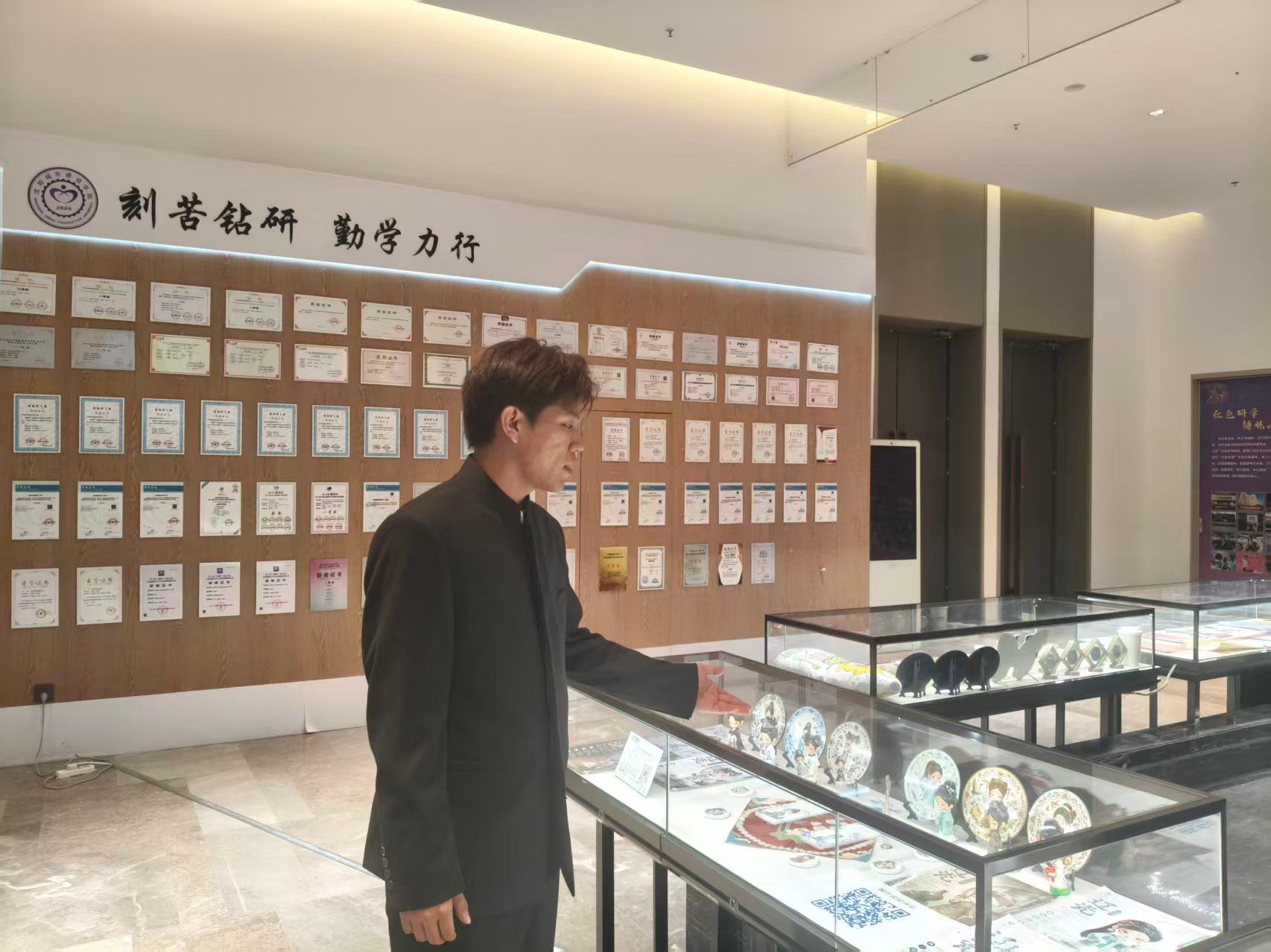 让每一位新生及家长沉浸式感受b体育官