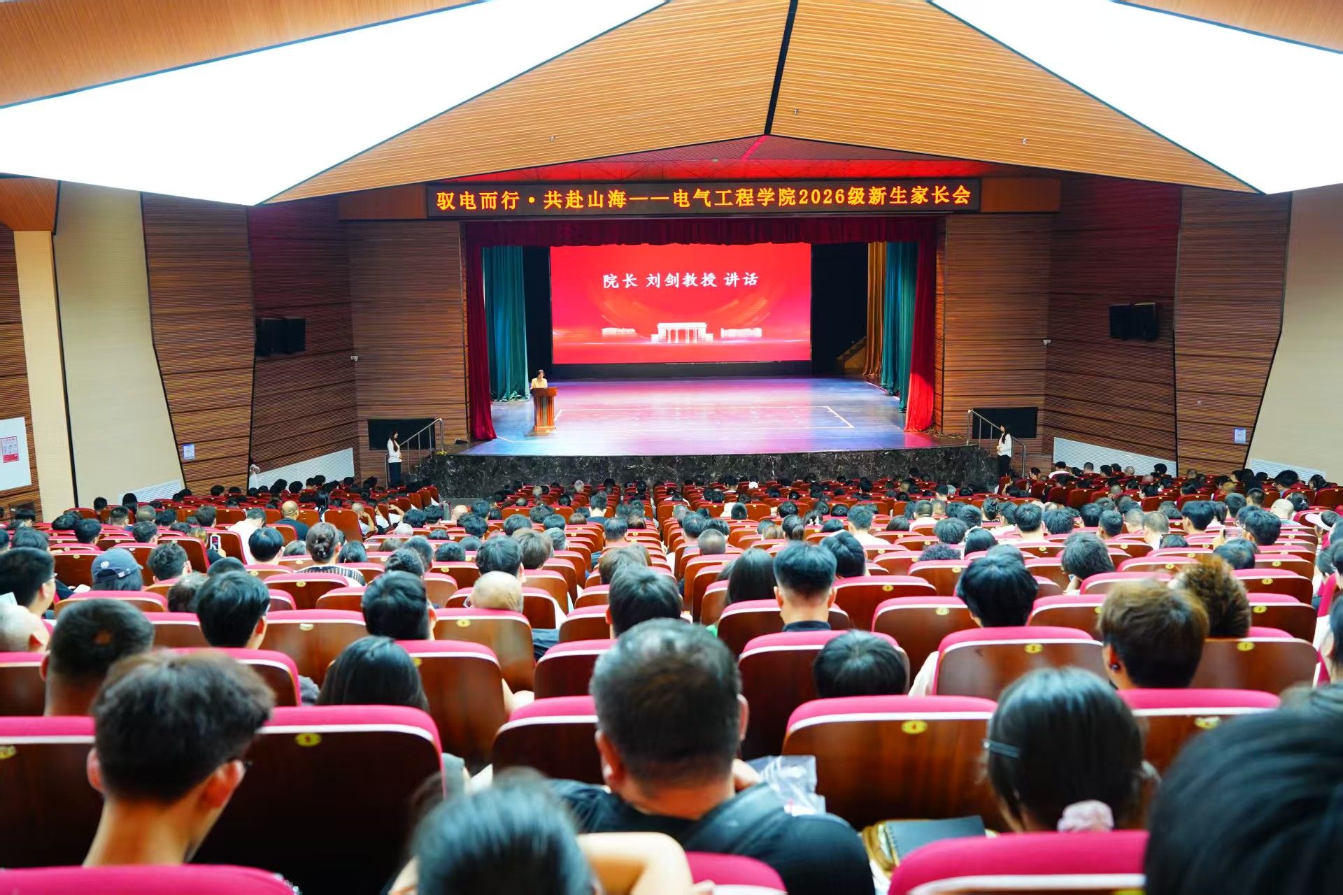 走访各b体育官网限时优惠新生报到点位